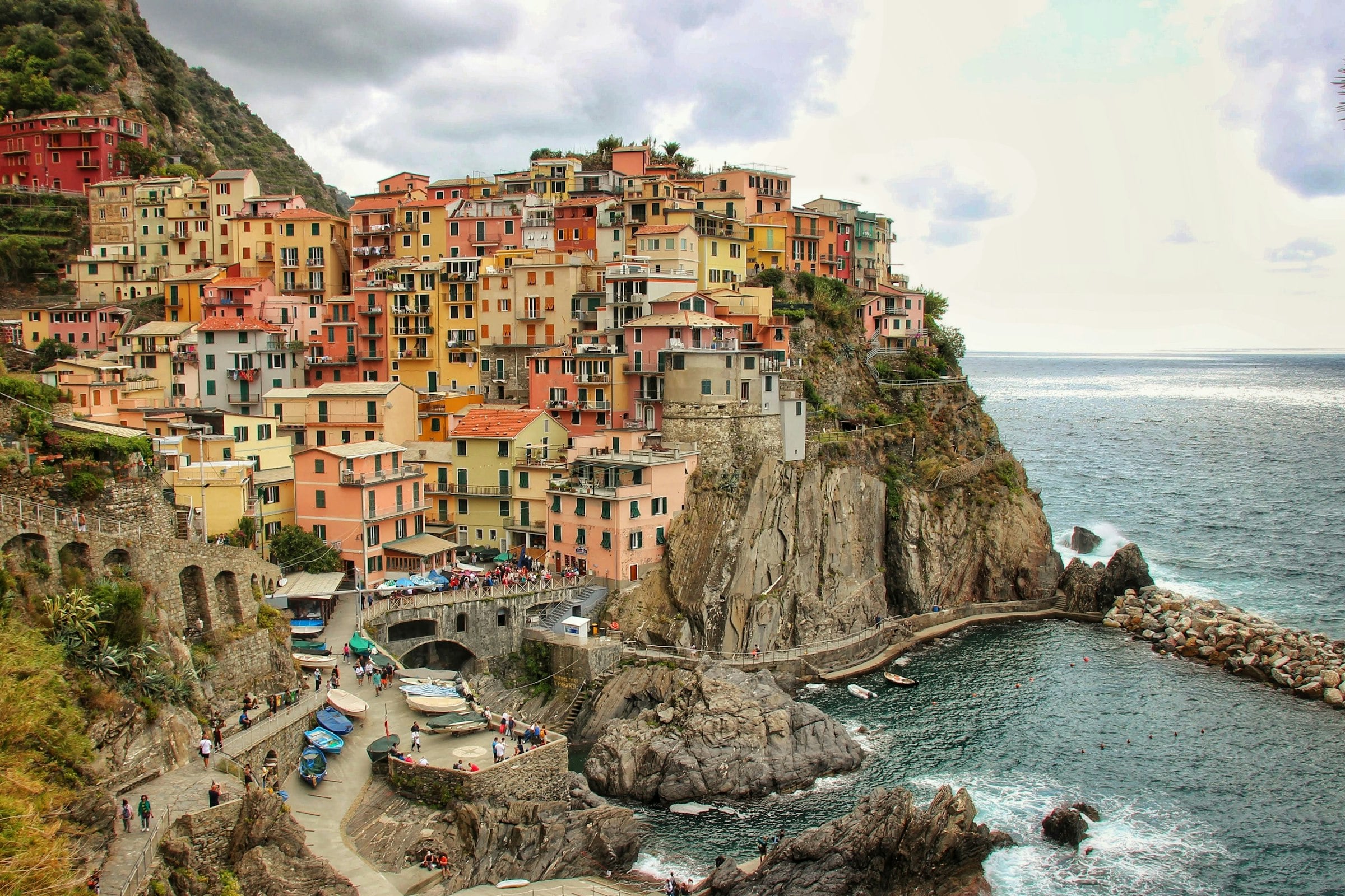 Les maisons colorées des Cinque Terre au-dessus de la mer