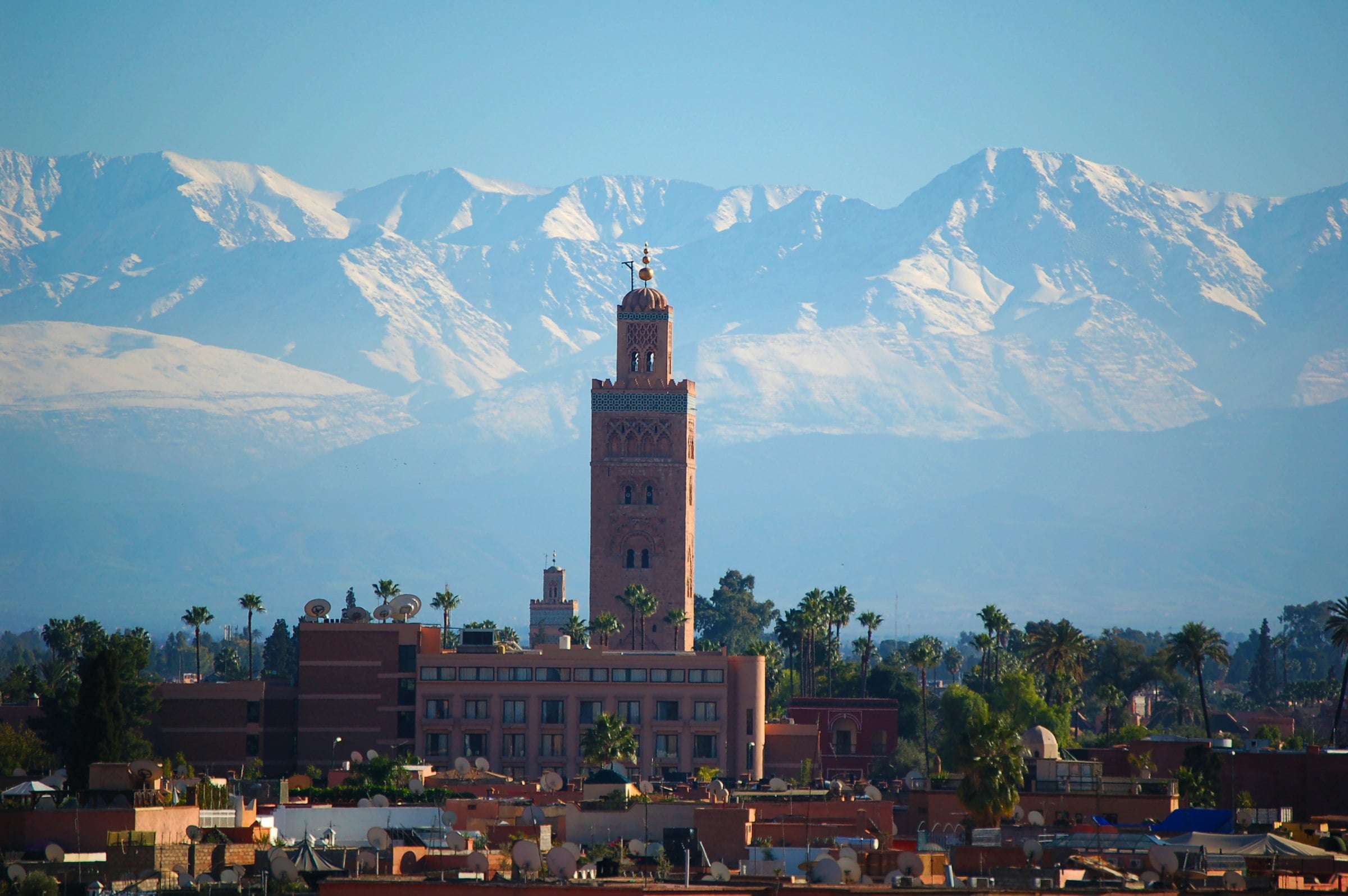 Le minaret de la Koutoubia à Marrakech, devant les sommets enneigés de l'Atlas